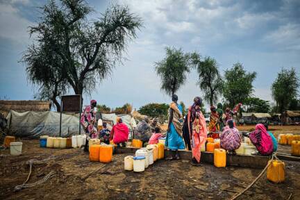 Stell dir vor, es ist Krieg, und keiner schaut hin. Das Bild zeigt eine Szene im Sudan, wo sich eine menschengemachte Katastrophe ungeahnten Ausmaßes ereignet. 