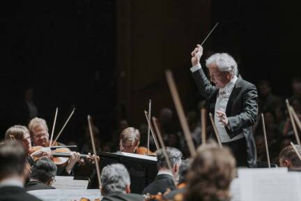 Franz Welser-Möst dirigiert die Wiener Philharmoniker im Großen Festspielhaus. 