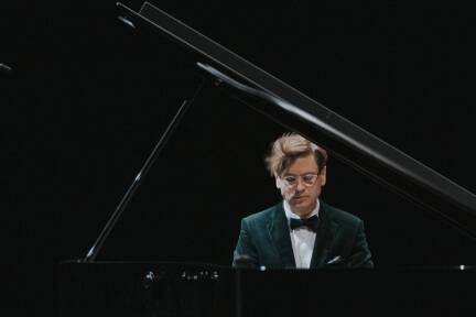 Der isländische Pianisten Víkingur Ólafsson ganz ausgezeichnet. 
