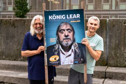 Spielen in „König Lear“ den alternden Titelhelden und den intriganten Karrieristen Edmund: Salim Chreiki (links) und Jurij Diez.   