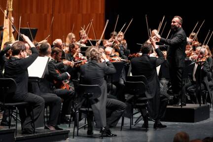 Kirill Petrenko und Mitglieder der Berliner Philharmoniker. 