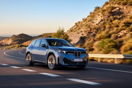 Beim neuen iX3 ist es den BMW-Technikern gelungen, komplexe Technik und cleanes Design mit Retro-Anleihen unter einen Hut zu bekommen.  