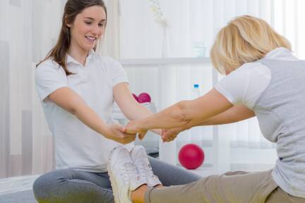 Ergotherapie wird, was nicht alle wissen, oft auch bei Rückenschmerzen unterstützend eingesetzt.  