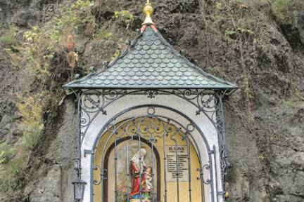Die Annen-Verehrung in der Felsnische hat Tradition.  