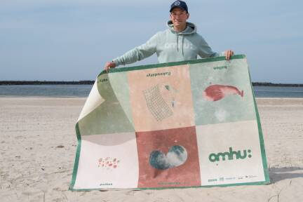 Daniel Sano Mirecki mit seiner Bingo-Plane. Wer zuerst alle Arten von Plastikmüll entdeckt hat, hat gewonnen. 