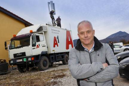 Sonst nur bei Großevents im Einatz, machte vorübergehend auch der A1-Truck in Adnet Station. Im Bild Bürgermeister Wolfgang Auer, der selbst in Waidach wohnt und auch vom Funkloch betroffen ist. 