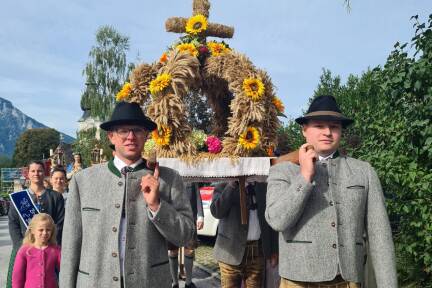 Wie jedes Jahr trugen D’Eglseer am Sonntag bei der Prozession in Elsbethen die Erntedankkrone. Die Nonnen von Goldenstein kamen nicht zum Gottesdienst.  