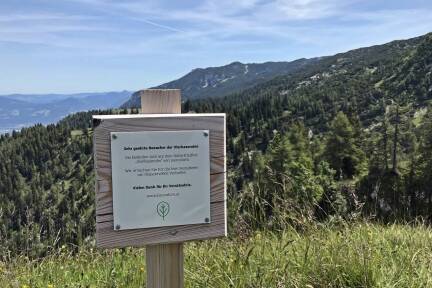 Bin Blick vom Naturfriedhof von pax natura auf der Vierkaseralm Richtung Untersberg. 