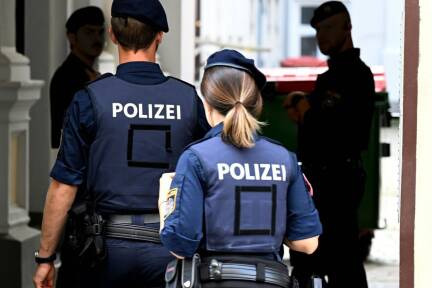 Polizisten durchsuchten einen Gebäudekomplex in Wien, an dem Gottfried Küssel lebt. An 24 weiteren Orten gab es in dieser Woche Razzien gegen die Neonazi-Szene. 