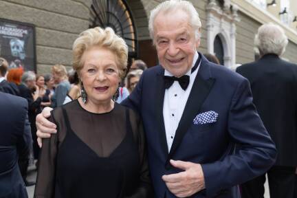 Harald Serafin mit Gattin Ingeborg am Weg zur Premiere von Giuseppe Verdis 'Falstaff' im Rahmen der Salzburger Festspiele 2023.  