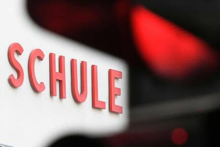 Immer öfter werden Schüler wegen Gewalt auf Zeit ausgeschlossen. Wenn selbst Suspendierungen nicht mehr helfen, sollen Eltern nun in die Pflicht genommen werden. 
