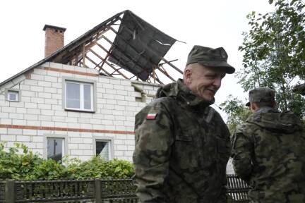 Polnische Soldaten beim Lokalaugenschein eines durch russische Drohnen in Wyryki beschädigten Hauses. 