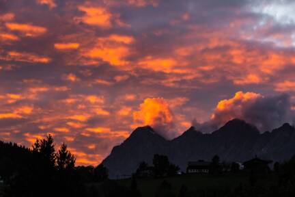 In der Region um den Dachstein wird bei den Dachstein-Dialogen die Frage „Wer gehört zu uns?“ erörtert.  