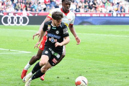 Bullen-Verteidiger Joane Gadou will am Samstag Sturm-Spielmacher Otar Kiteishvili (vorne) stoppen.  