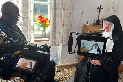 Der amerikanische Dokumentarfilmer Brad Bailey im Gespräch mit Schwester Bernadette in Goldenstein. Gefilmt hat der Salzburger David Neumayr (Nemada Filmproduktion).  