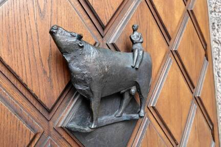 Diese Bronzeplastik ziert ein Portal des Großen Festspielhauses in Salzburg.  