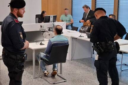 Der 44-jährige Erstangeklagte unmittelbar vor Beginn des Prozesses am Salzburger Landesgericht. 