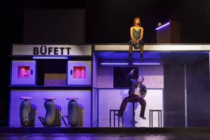 Leonie Berner als Eva und Lucas Riedle als Pankraz in „Automatenbüfett“ im Schauspielhaus Salzburg. 