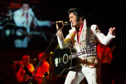 Sein Blick, seine Stimme, sein legendärer Hüftschwung: Elvis Presley gilt mit einer Milliarde verkaufter Tonträger als der größte Solokünstler aller Zeiten. 