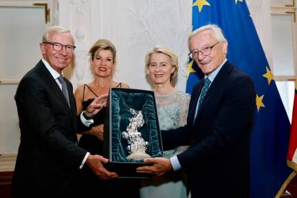 Der frühere Landeshauptmann Wilfried Haslauer, Preisträgerin Anne-Sophie Mutter, EU-Kommissionspräsidentin Ursula von der Leyen und Altkanzler Wolfgang Schüssel. 