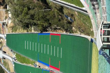 Viel Grün und noch viele Bauarbeiten. So präsentierten sich die Schanzen in Predazzo beim Olympiatest des Skispringer. 