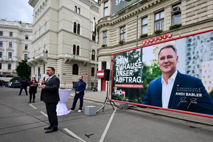Andreas Babler und die Mühen der Regierungsebene. Im Bild, aufgenommen vor seiner Parteizentrale, bewirbt der SPÖ-Chef und Vizekanzler die von ihm durchgesetzte Mietenbremse.  