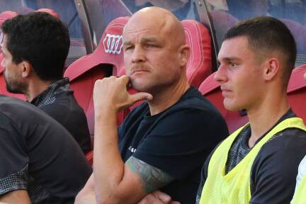 Sportchef Rouven Schröder setzte sich auf der Trainerbank. 