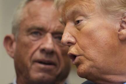 US-Präsident Donald Trump - und im Hintergrund sein Gesundheitsminister Robert F. Kennedy.  
