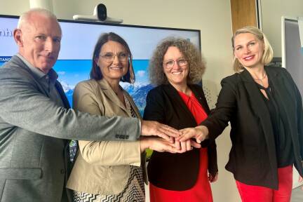 Kooperationspartner/-innen: Eugen Adelsmayr (Geschäftsführer/Direktor Kardinal Schwarzenberg Klinikum), Agnes Wimmer (Direktorin Kardinal Schwarzenberg Akademie), Tauernklinikum-Geschäftsführerin Silke Göltl und Kathrin Wimmer (Direktorin Gesundheits- und Krankenpflegeschule Zell am See/Tauernakademie). Nicht im Bild: Dominik Engel von der FH Salzburg und Landesrätin Daniela Gutschi. 