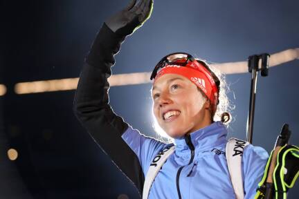 Ein Archivbild vom Dezember 2019: Die deutsche Biathletin Laura Dahlmeier winkt den Zuschauern bei ihrer Verabschiedung zum Karriereende nach der 18. Biathlon World Team Challenge (WTC) in der Veltins Arena auf Schalke. Die ehemalige deutsche Biathletin Laura Dahlmeier ist beim Bergsteigen im pakistanischen Karakorum-Gebirge tödlich verunglückt.  
