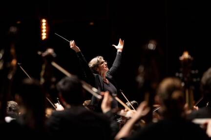 Chefdirigentin Elisabeth Fuchs leitet voller Energie und Ausdruck die Philharmonie Salzburg bei Beethovens Neunter. 