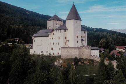Die Burg Mauterndorf wird jährlich von mehr als 40.000 Menschen besucht. Die Burg hat eine bewegte Geschichte – mit berüchtigten Besitzern.  