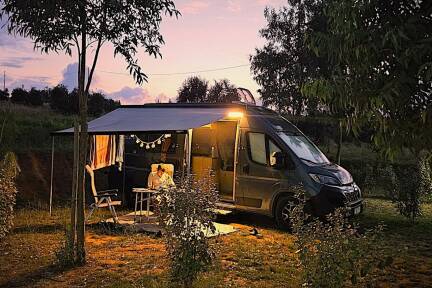 Mit dem Camper durch den goldenen Herbst.  