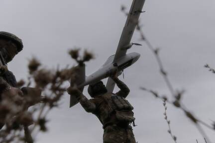 Im Bild bereiten ukrainische Soldaten den Abschuss einer Drohne vor. 