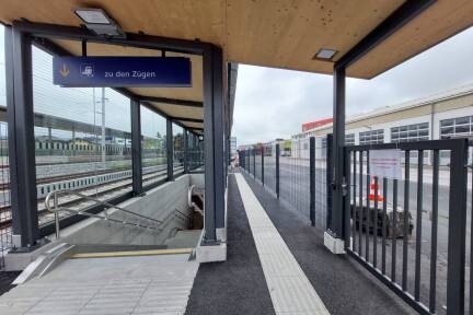 Die neue Fußgängerunterführung macht die S-Bahn-Haltestelle Hallein-Burgfried auch von der linken Seite der Gleise zugänglich. Derzeit ist der Zugang aber nur für Mitarbeitende der Firma AustroCel sowie des Gewerbeparks (4plus project GmbH) gestattet. 
