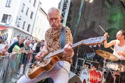 Mehrere Bands treten auf verschiedenen Bühnen auf beim Halleiner Stadtfest. 