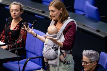 Die deutsche Grünen-Politikerin Hanna Steinmüller hielt mit Baby in der Trage eine Rede im Bundestag.  