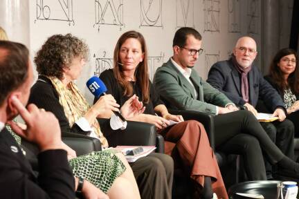 Gemeinsam mit dem Salzburger Landestheater haben die „Salzburger Nachrichten“ am Montag eine Podiumsdiskussion im SN-Saal veranstaltet. Die Diskussionsteilnehmer (v. l.): Schauspieldirektor Nuran David Calis, Autorin Nadine Sayegh, Lyrikerin Esther Dischereit, SN-Außenpolitikleiterin Gudrun Doringer, SPÖ-Gemeinderat Tarik Mete, Autor Vladimir Vertlib und Wissenschafterin Hanan Badr.<br /> 