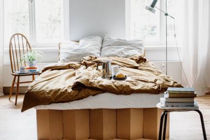 Das Faltbett aus Karton von „Room in a Box (RIAB)“: Alle RIAB-Möbel bestehen zu 54 bis 80 Prozent aus recycelten Papierfasern. Die restlichen Anteile sind Frischfasern aus nachhaltiger Forstwirtschaft.  