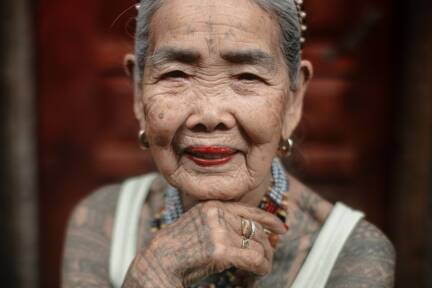 Ihre Haut ist die beste Werbung für ihre Kunst: Whang-Od.  