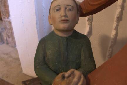 Ein starker Farbkontrast zwischen Rot und Grün prägt die Skulptur.  