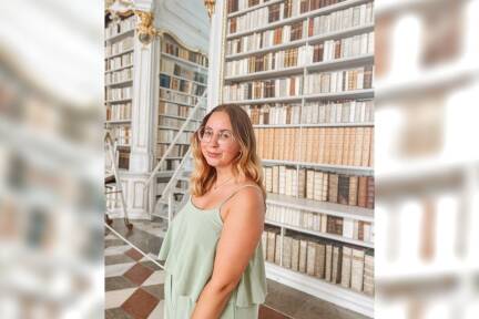 Dorina an ihrem Wohlfühlort: Hauptsache von Büchern umgeben.  