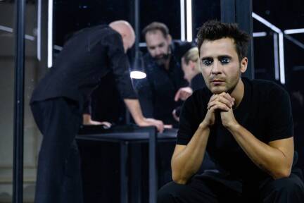Landestheater Salzburg: Aaron Röll und Ensemble in „Tore von Gaza“.  