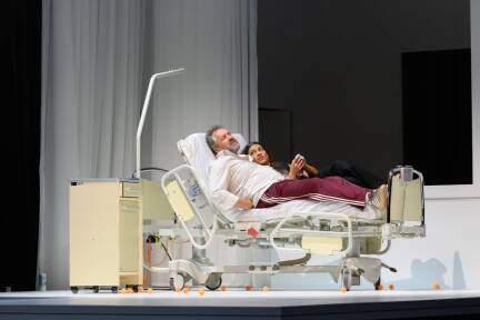 Christoph Wieschke und Naomi Kneip in „Homo faber“ im Salzburger Landestheater. 