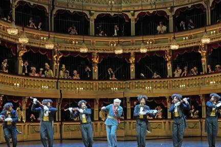 Alexander Strobele als „kaiserlicher“ Frosch mit etlichen Johann-Strauss-Doubles. 