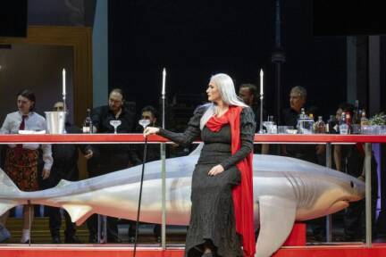 Erika Eloff mit Ensemble und Hai 