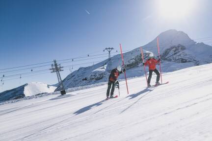 Mitarbeiter der Gletscherbahnen am vergangenen Freitag bei den Vorbereitungen für den Saisonstart. 