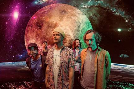 Von der Band zum Künstlerkollektiv: Die Satelliten kreisen um Frontmann Max Borchardt (v. l. „Matl“ Weber, Max Borchardt und Emanuel Krimplstätter, hinten Lukas Pamminger und Daniel Pucher. Bild:  