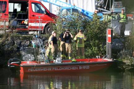 Feuerwehrtaucher suchten am Vormittag nach dem vermissten Arbeiter 