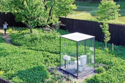 Transparenz und Intimität gleichzeitig: ein gläsernes Klo, aber hinter einem schützenden Palisadenwall in Itabu in Japan. 